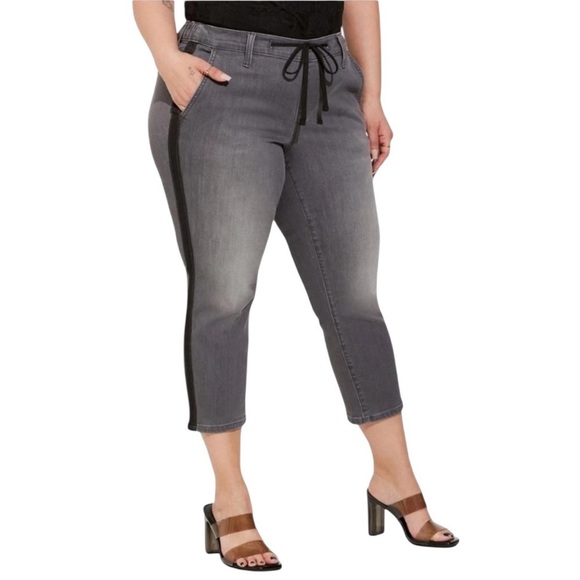 NWT Torrid Crop Pull-On Weekend Straight Super Soft Mid-Rise Jeans - Picture 2 of 9